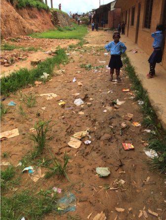 「活動開始」 学校の汚さに驚き、毎朝一人でゴミ拾い。
